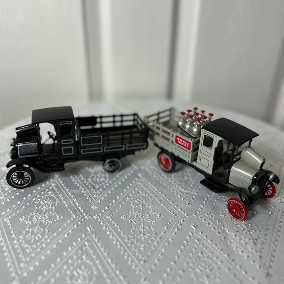 1923 Chevy💥RARE FINDINGS💥(2) 1 Ton Truck National Motor Museum Mint Die Cast - Picture 2 of 12